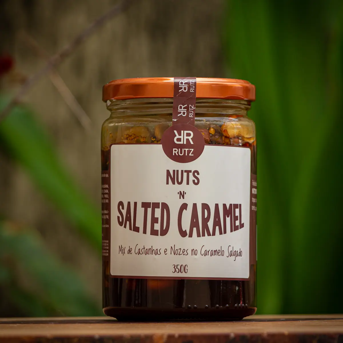 Pote de vidro da calda de caramelo salgado com castanhas Nuts'n Salted Caramel Rutz 350g.