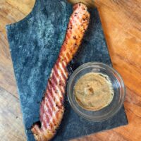 Bacon Pastrami FA Defumados grelhado em tábua de ardósia com mostarda artesanal