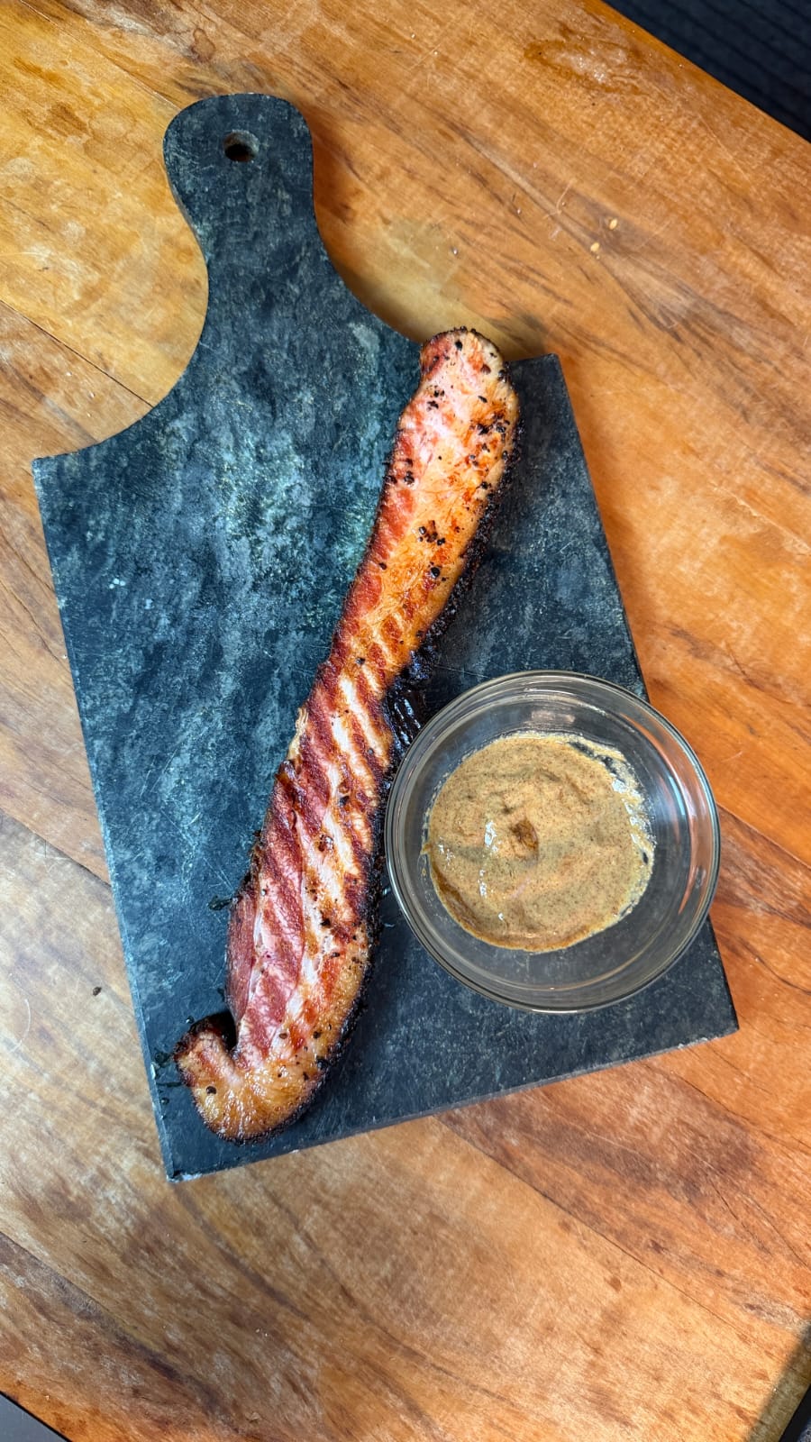 Bacon Pastrami FA Defumados grelhado em tábua de ardósia com mostarda artesanal