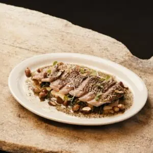 Tiradito de Peixe Maturado com Base de Queijo Pomerode Vermont