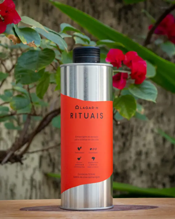 Garrafa de azeite extravirgem Rituais Lagar H 500ml com rótulo laranja sobre mesa de madeira