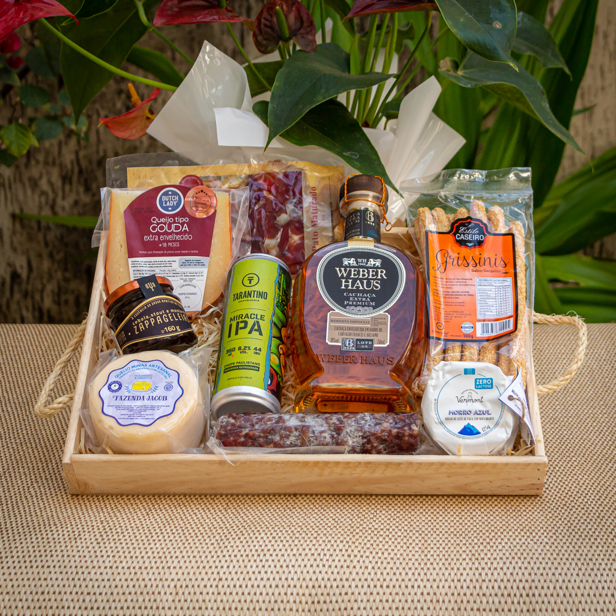 Cesta Ícones do Brasil - Cesta Gourmet com Queijos, Cachaça e Charcutaria - (9 itens)