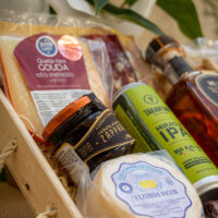 Cesta Ícones do Brasil - Cesta Gourmet com Queijos, Cachaça e Charcutaria - (9 itens)