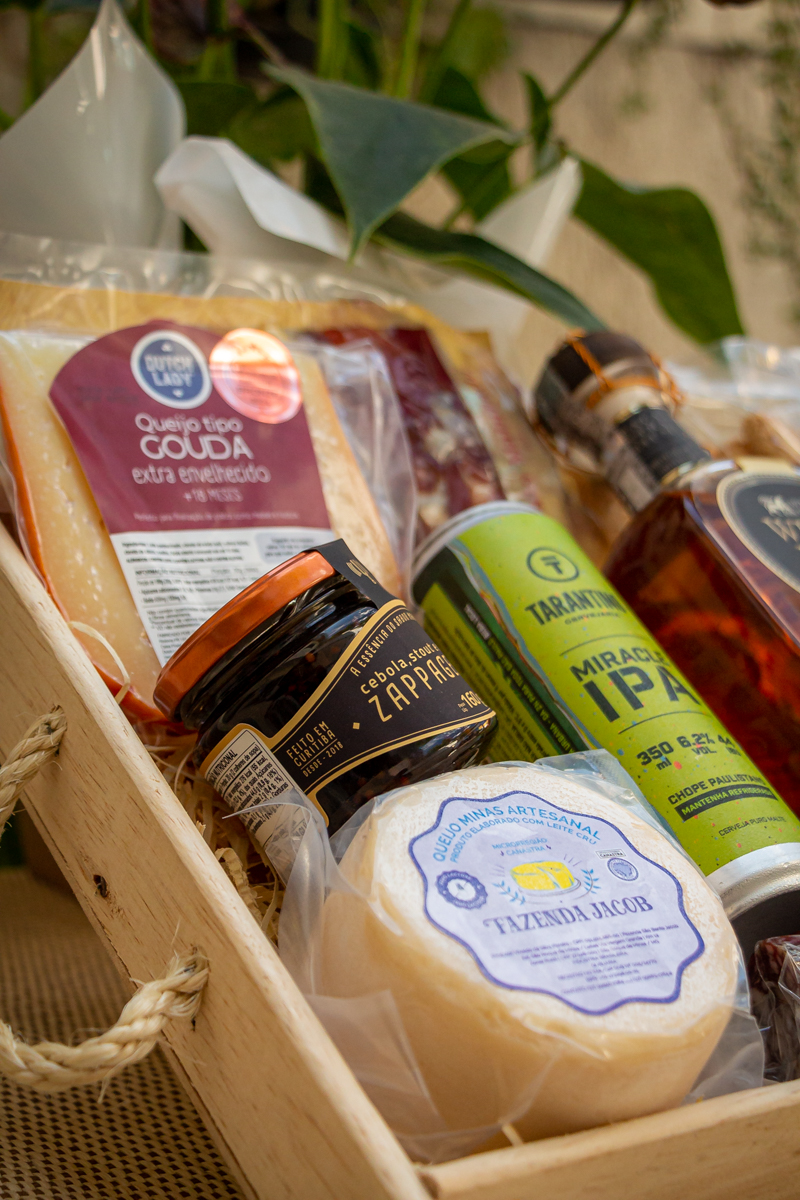 Cesta Ícones do Brasil - Cesta Gourmet com Queijos, Cachaça e Charcutaria - (9 itens)