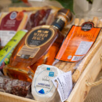 Cesta Ícones do Brasil - Cesta Gourmet com Queijos, Cachaça e Charcutaria - (9 itens)