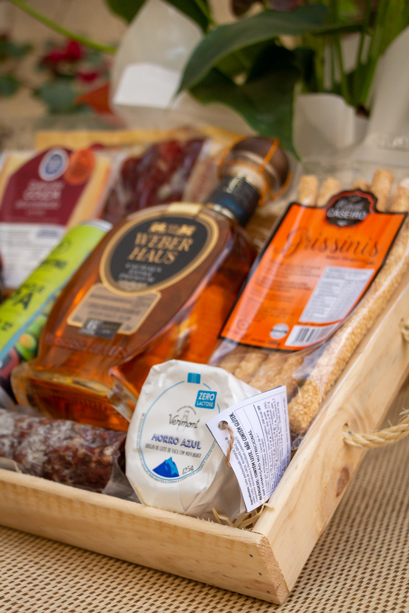 Cesta Ícones do Brasil - Cesta Gourmet com Queijos, Cachaça e Charcutaria - (9 itens)