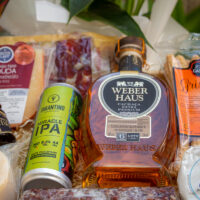 Cesta Ícones do Brasil - Cesta Gourmet com Queijos, Cachaça e Charcutaria - (9 itens)