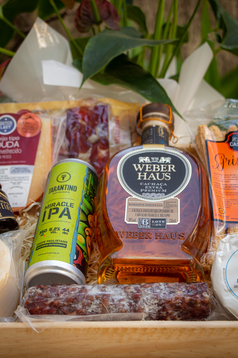 Cesta Ícones do Brasil - Cesta Gourmet com Queijos, Cachaça e Charcutaria - (9 itens)