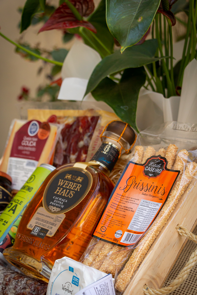 Cesta Ícones do Brasil - Cesta Gourmet com Queijos, Cachaça e Charcutaria - (9 itens)