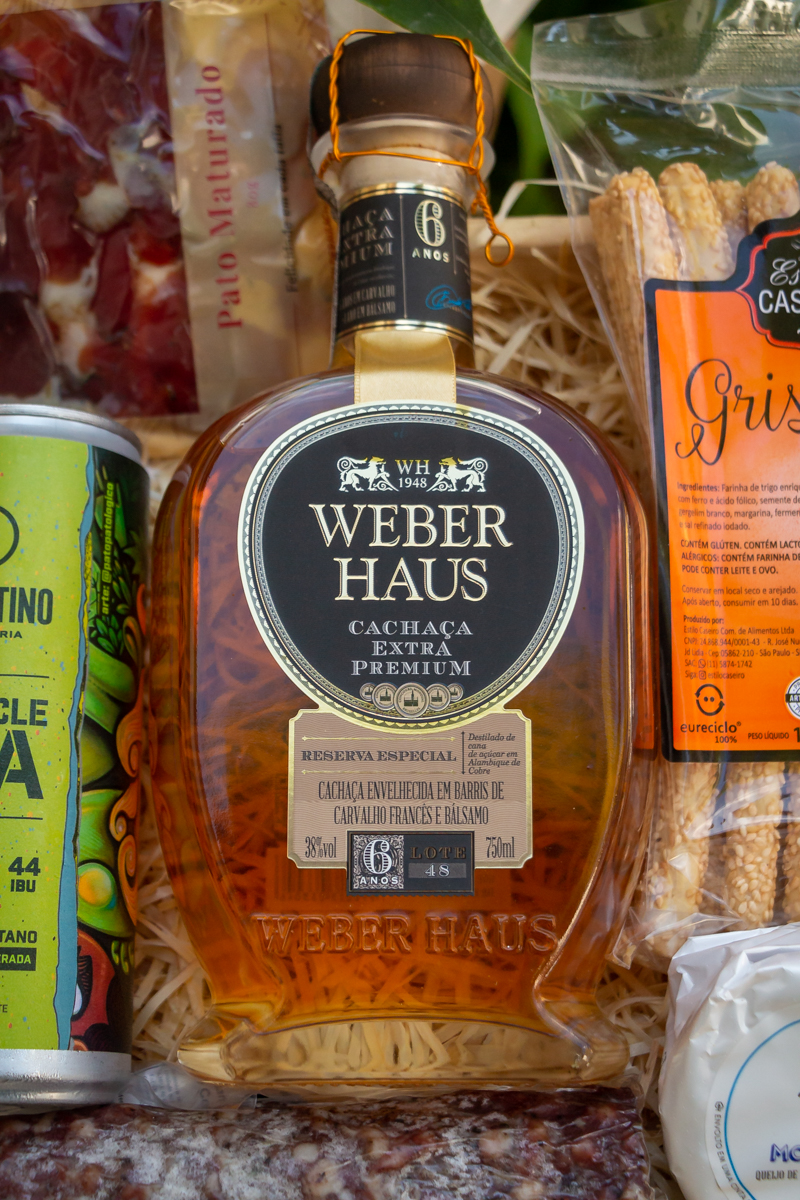 Cesta Ícones do Brasil - Cesta Gourmet com Queijos, Cachaça e Charcutaria - (9 itens)