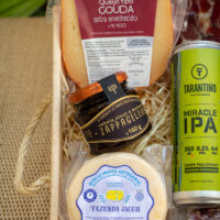 Cesta Ícones do Brasil - Cesta Gourmet com Queijos, Cachaça e Charcutaria - (9 itens)