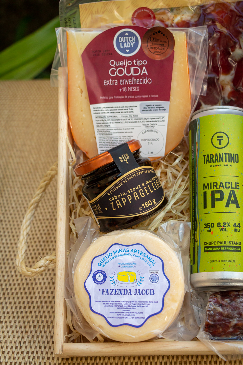 Cesta Ícones do Brasil - Cesta Gourmet com Queijos, Cachaça e Charcutaria - (9 itens)