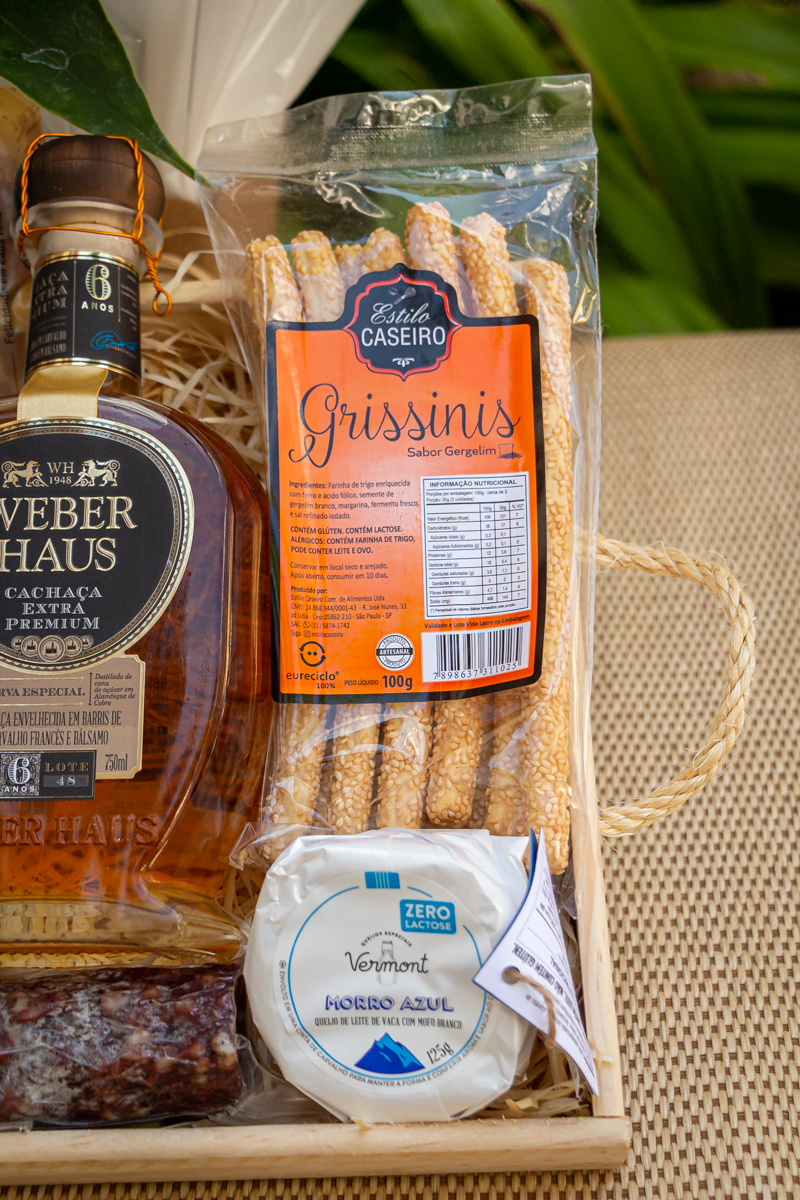 Cesta Ícones do Brasil - Cesta Gourmet com Queijos, Cachaça e Charcutaria - (9 itens)