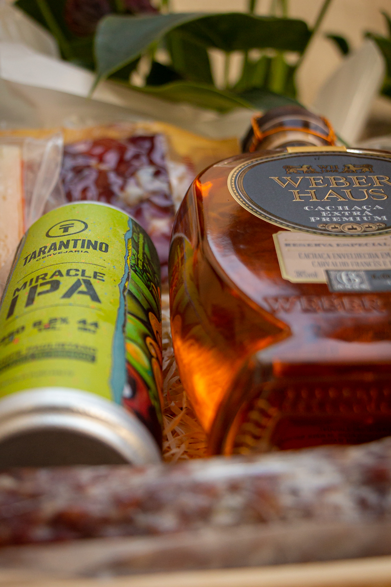 Cesta Ícones do Brasil - Cesta Gourmet com Queijos, Cachaça e Charcutaria - (9 itens)