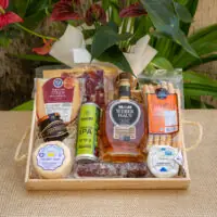 Cesta Ícones do Brasil - Cesta Gourmet com Queijos, Cachaça e Charcutaria - (9 itens)