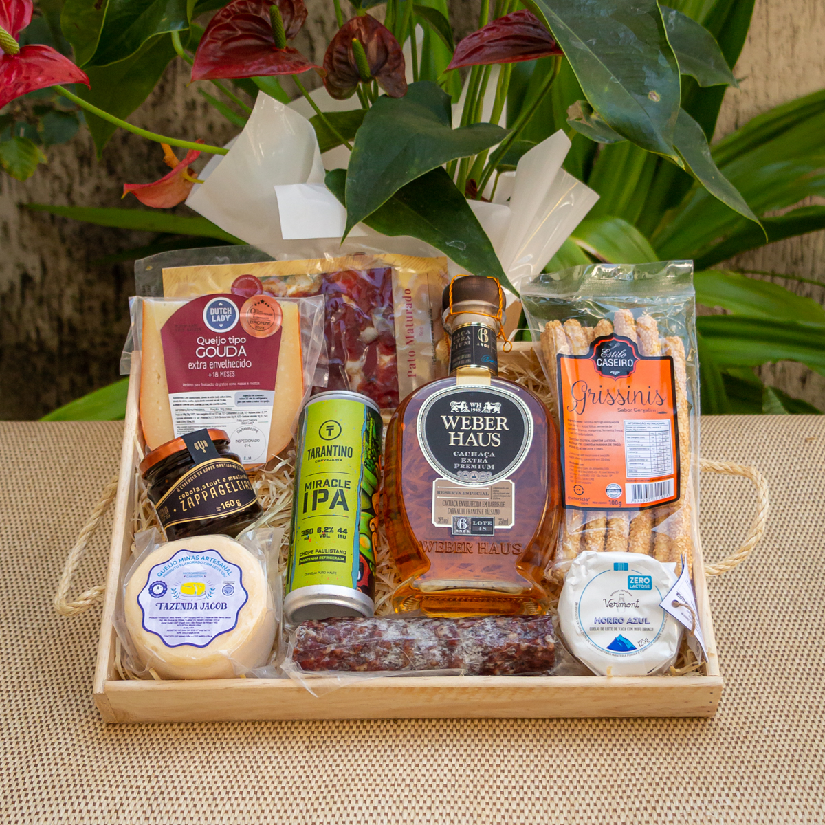 Cesta Ícones do Brasil - Cesta Gourmet com Queijos, Cachaça e Charcutaria - (9 itens)