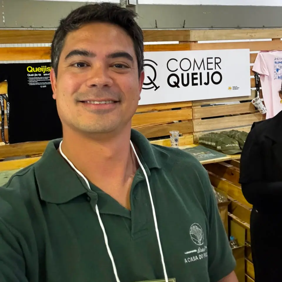 Bastidores do Prêmio Queijo Brasil 2026: Como um Queijo é Julgado - 17 Foto de Henrique Tanaka durante sua participação como jurado no Prêmio Queijo Brasil 2026 em Blumenau (SC).
