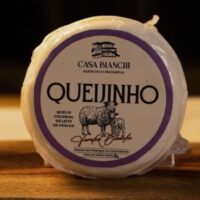 60925c0f381df7c66beee0f1cceb5742.jpg Queijinho - Queijo Tipo Colonial de Ovelha - Casa Bianchi - 240g
